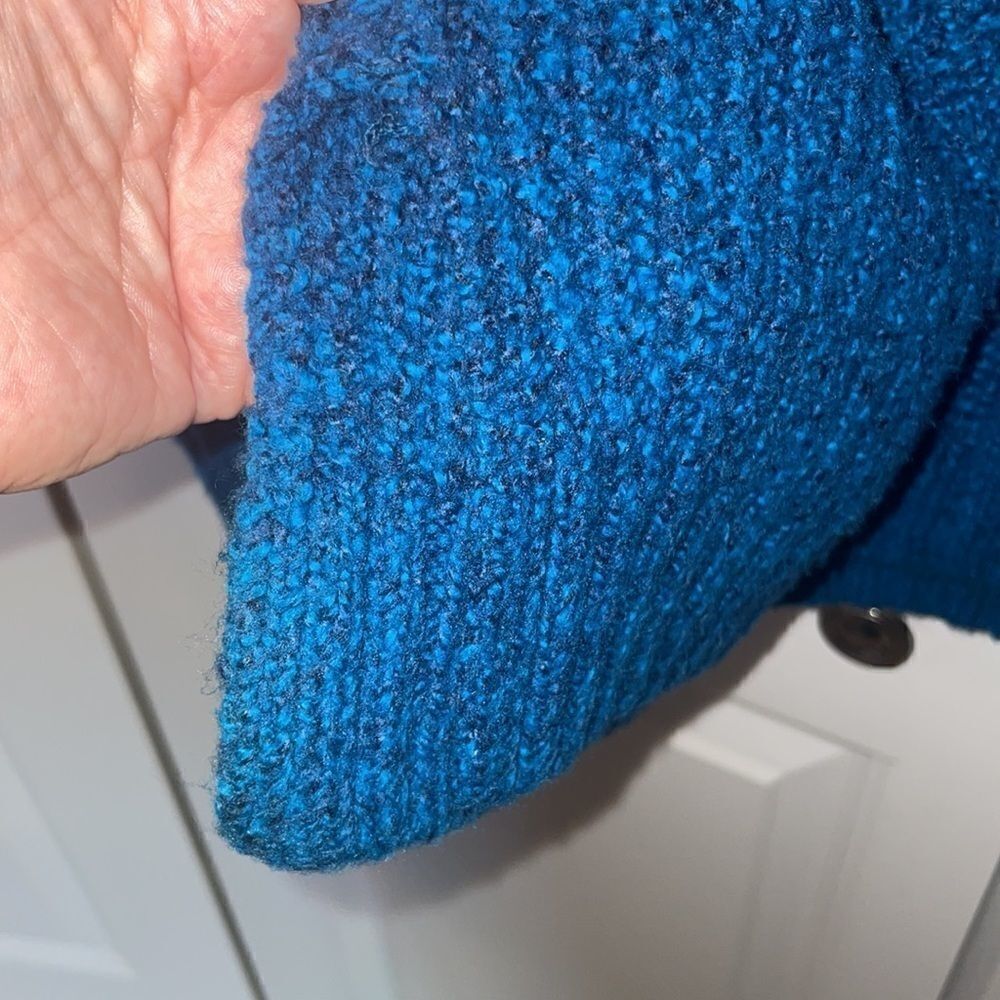 American Eagle Outfitters sweater  - Picture 4 of 6